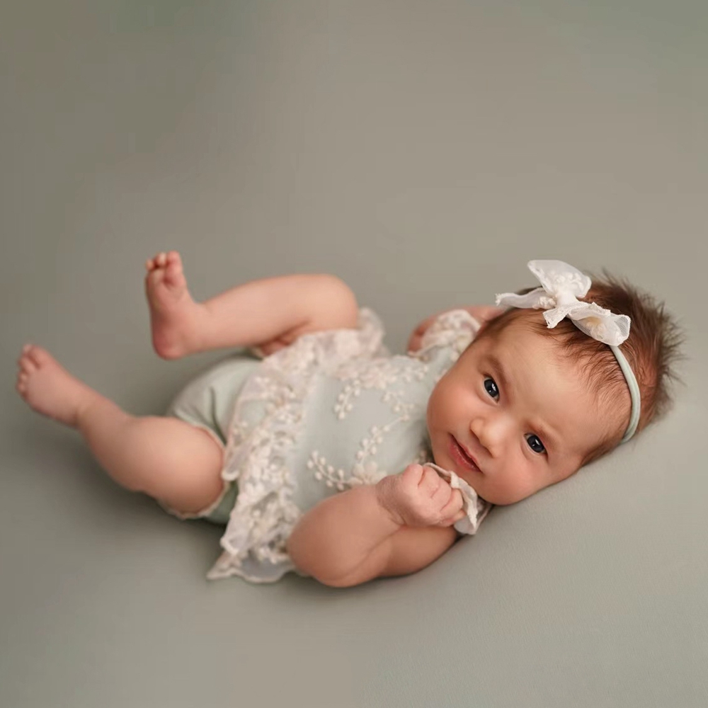Newborn Baby Girl Romper Floral - Verspielter Neugeborenen-Mädchen-Strampler in Pastellgrün mit Spitze